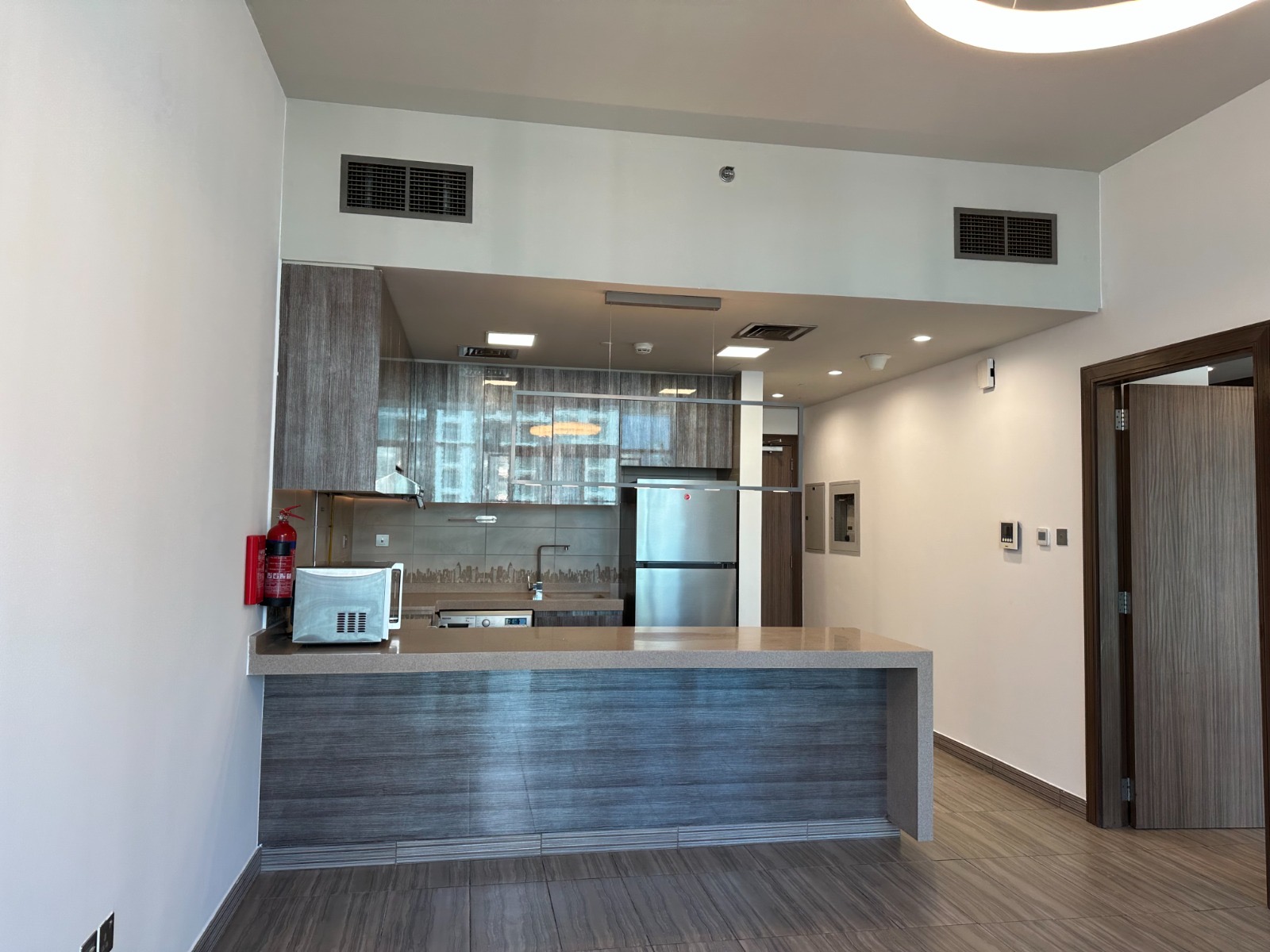 1-Bedroom Unfurnished Apartment - For Rent in Jumeirah Lake Towers (JLT) — view 2