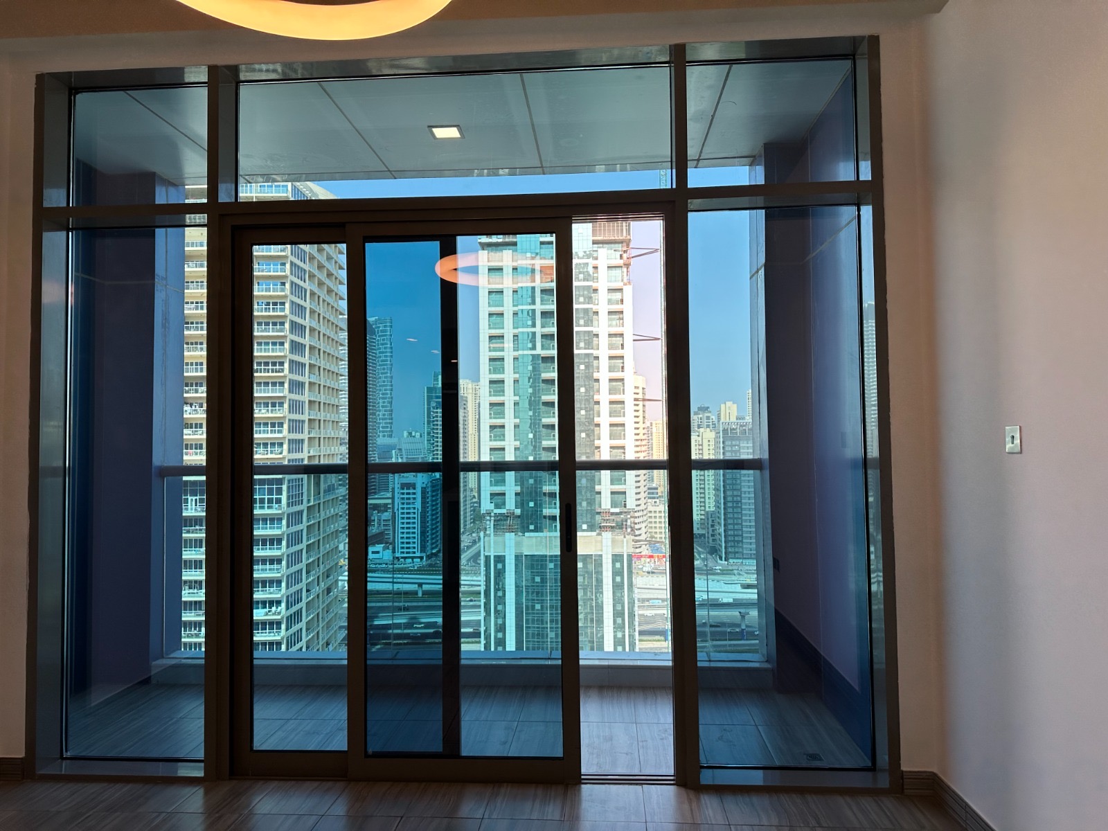1-Bedroom Unfurnished Apartment - For Rent in Jumeirah Lake Towers (JLT) — view 3
