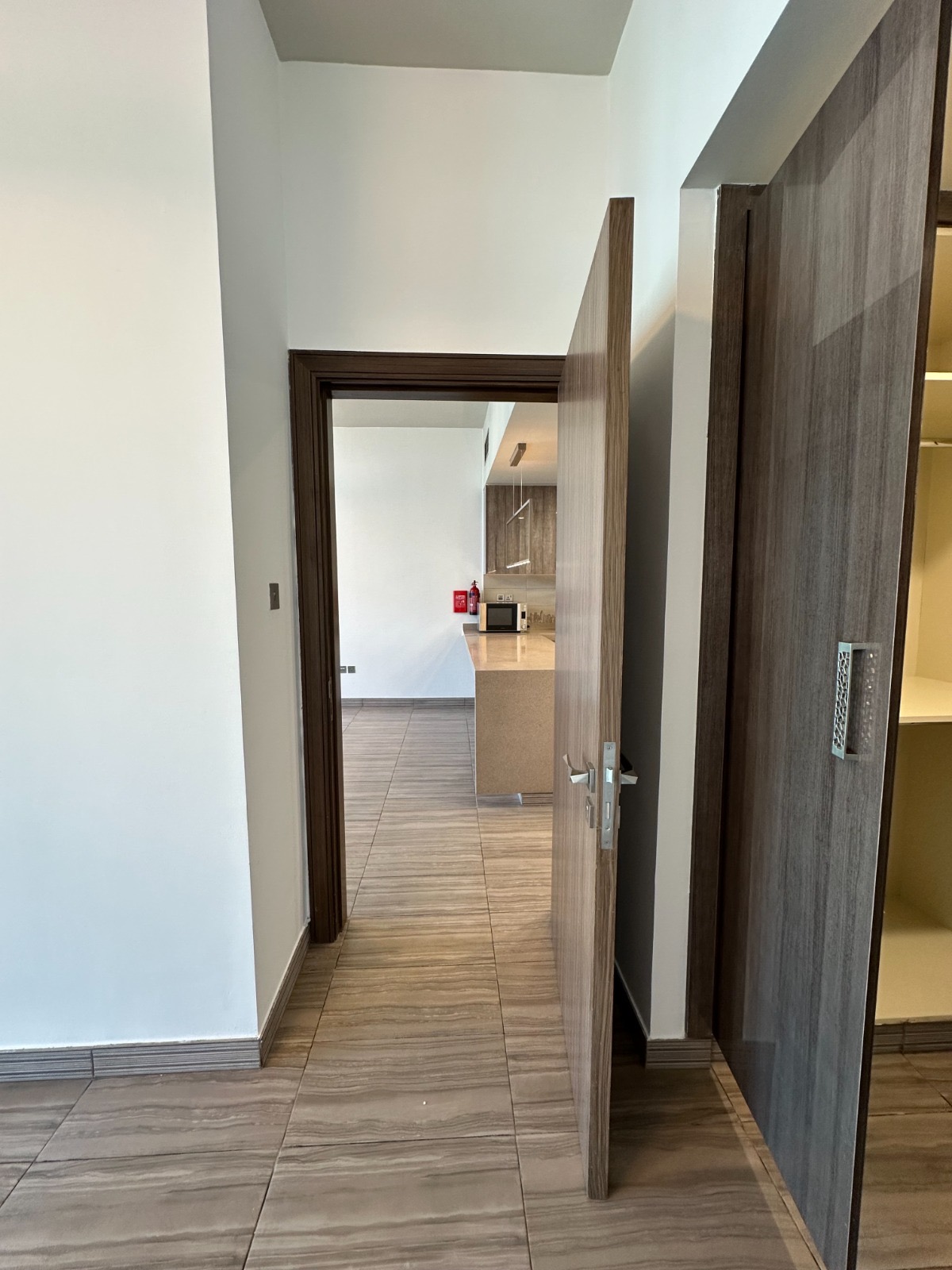 1-Bedroom Unfurnished Apartment - For Rent in Jumeirah Lake Towers (JLT) — view 9